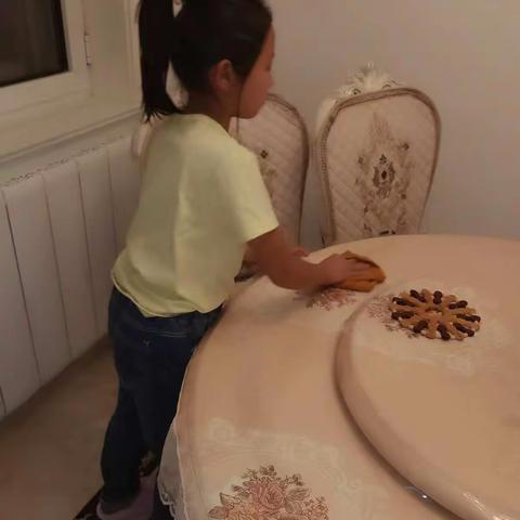 快乐暑假我做主之小鬼当家      二（四）班肖婧涵