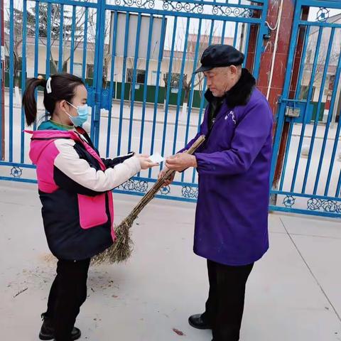 我是池阳小学五年级二班李轩怡，我正在参加池阳小学“微实践做中学”之微公益活动