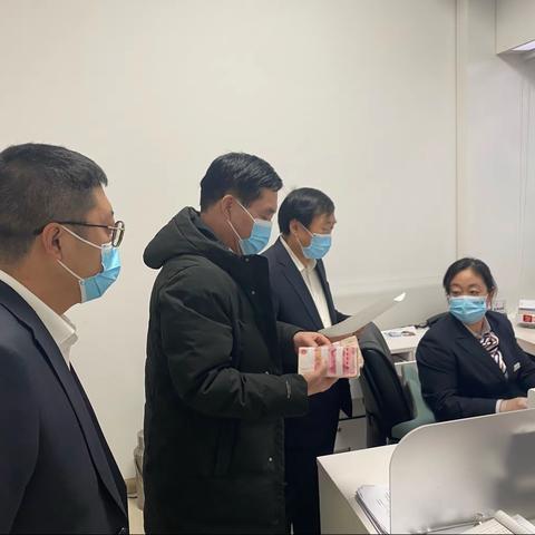 赤峰分行党委委员、副行长郭东民、运行管理部王志忠总经理一行莅临翁旗支行开展调研指导工作