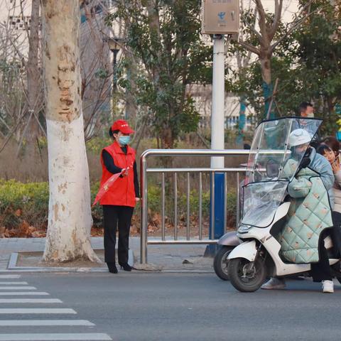 蚌埠分行开展“学雷锋”交通文明岗志愿者执勤活动