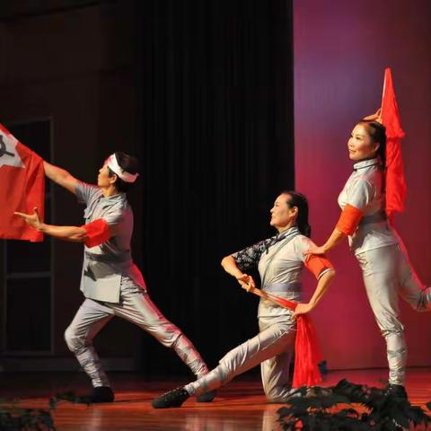 成都高新区社区发展治理和社会事业局以“礼赞中国，律动成都”为主题，“庆祝新中国成立70周年”文艺演出。