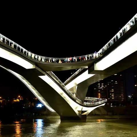 成都高新区国内首座“莫比乌斯环”式异形拱桥（中和五岔子大桥）