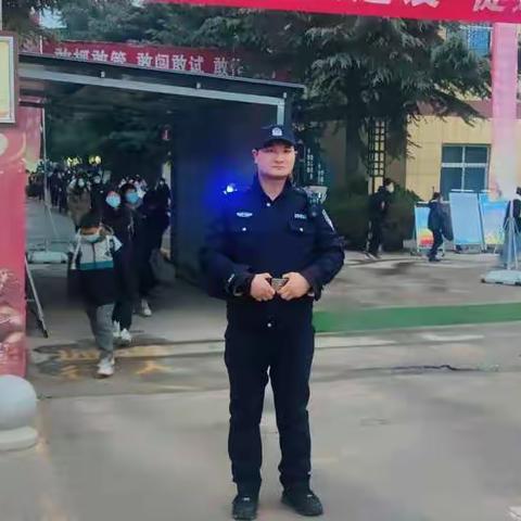 张卜派出所组织警力与校园保安合力保障学生放学安全