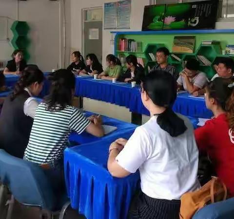 办学理念是学校的魂，校园文化是学校躯体--记党支部书记向红梅书记作中层培训