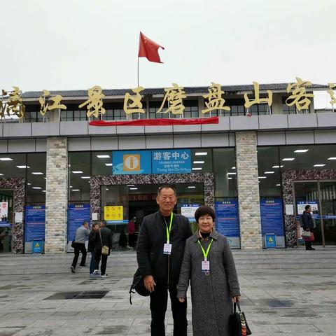 桂林山水甲天下，漓江倒影山浮水。 船在江上行人在画中游，千峰锦绣迎宾客，阳朔美景似仙境。