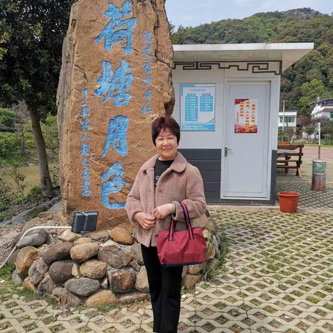 春暖花开好时光，乘驾电驴到处观。 柏洋长廊美如画，霞坪河塘景色秀，牙城凤山情意長。