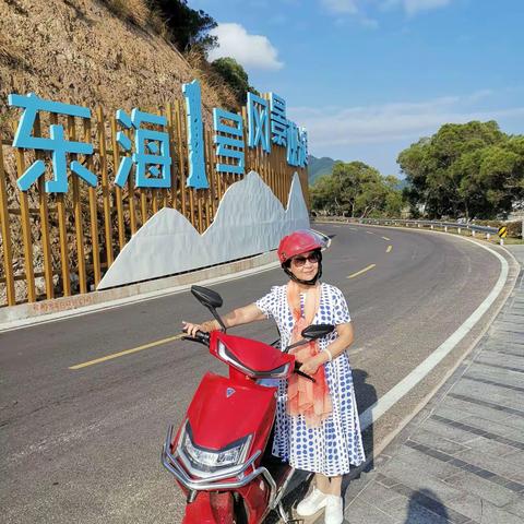 微风不燥金秋阳光正好，人间美景在海边。