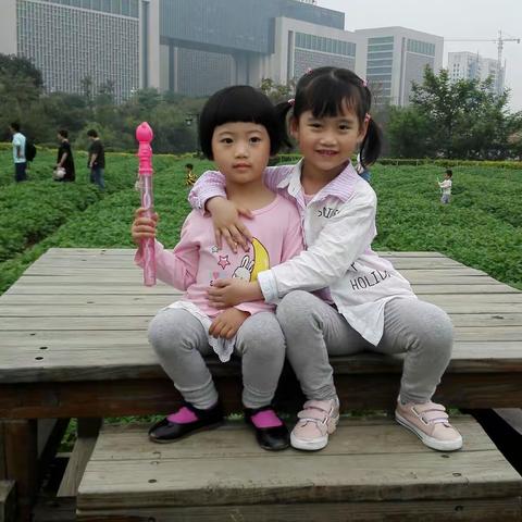 快乐童年两姐妹