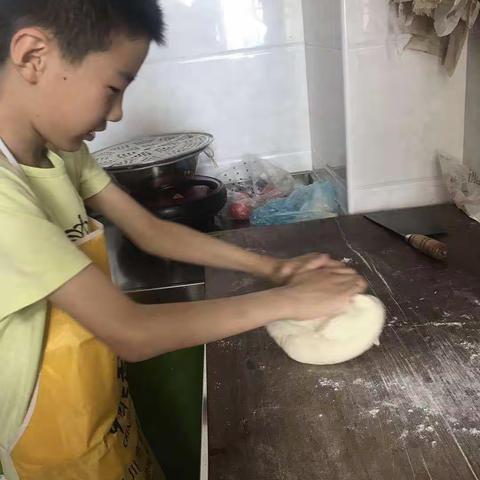 我是池阳小学四年级五班的罗子峻，我正在参加暑假的微责任活动，我在跟妈妈学做包子