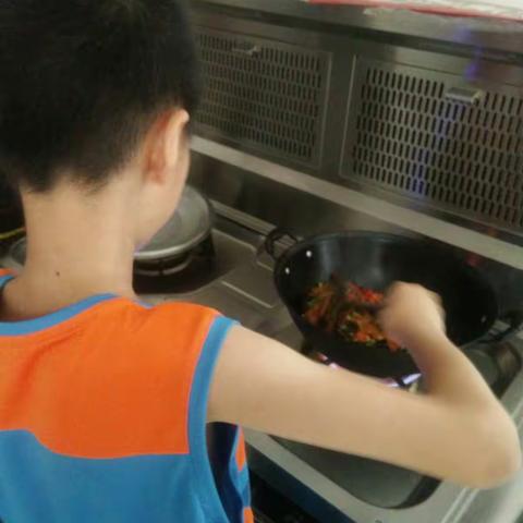 《微实践》我是池阳小学二五班的罗子峻，我正在参加学校举办的微实践活动