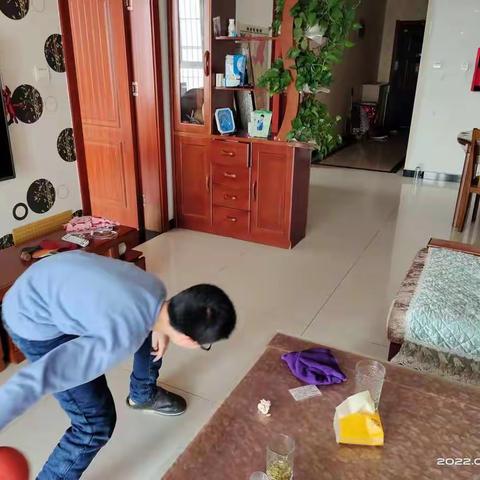 我正在参加池阳小学实践活动，我是六年级五班罗子俊 。