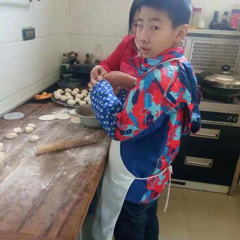 我是池阳小学四年级五班的罗子峻同学，我正在参加池阳小学微实践活动主题“传统美德我发扬”
