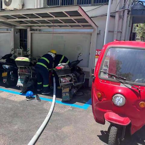 八咏楼社区组织消防演练防患于未“燃”