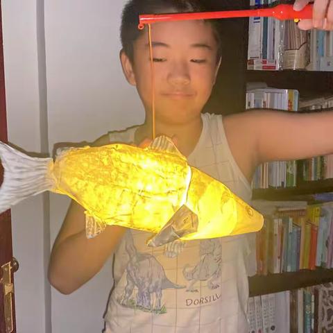 江岸区惠济路小学6年级2班丁晨策——制作长江鱼灯
