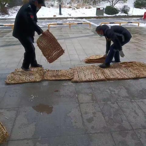 冬日齐扫雪，热情暖人心