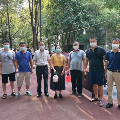 炎 夏 有 爱，志 愿 有 我        ----江夏五中党员志愿者齐心助力社区核酸检测