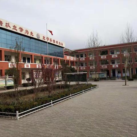 家校共携手，构建和谐校园，同心协力，共同托起明天的太阳。
