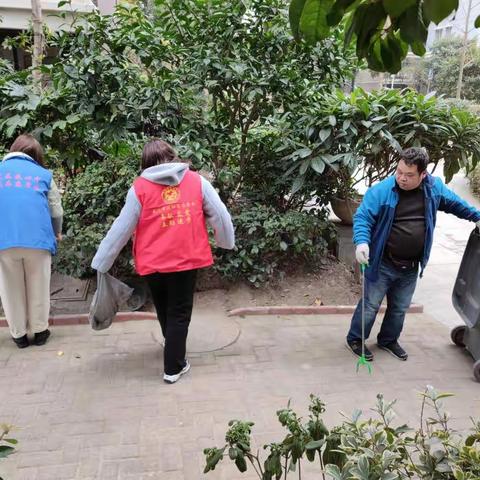 周末美化家园，花坛垃圾齐搬家