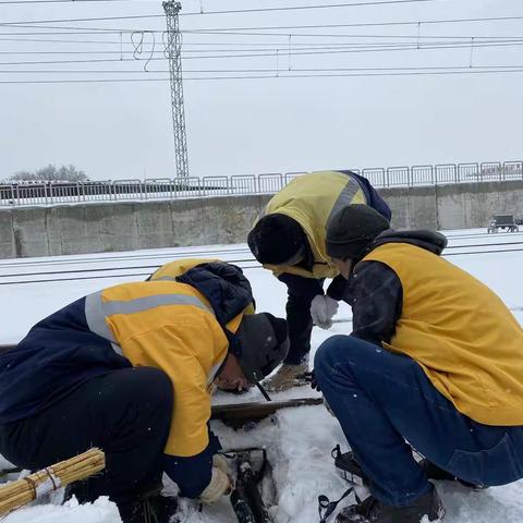 松原信号车间“抗风雪、战严寒，保畅通、保安全”