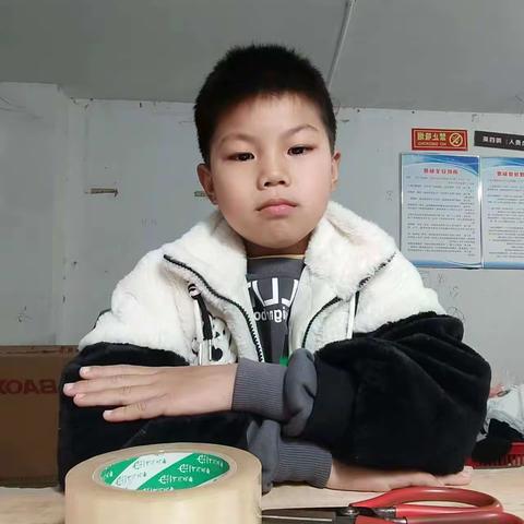 大家好！我是二(5)班的徐宣睿，今天给大家带来一个小实验。叫做:吸管排笛。