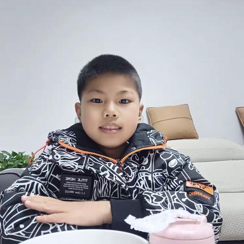 大家好！二(5)班的徐宣睿，今天给大家带了个小实验，叫做:会跳舞的盐。