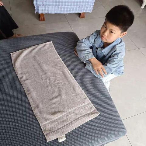 大家好！我是二(5)班的徐宣睿，今天给大家带来个实验，叫做:“拉不开的毛巾”