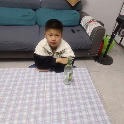 大家好！我是二(5)班的徐宣睿，先给大家做一个小实验，叫做“吸管大力士”