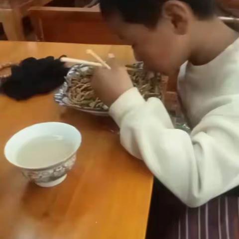 幼儿左右手轮换使用进餐