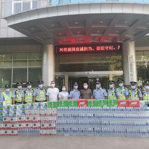 烈日炎炎 爱心企业为民警送清凉