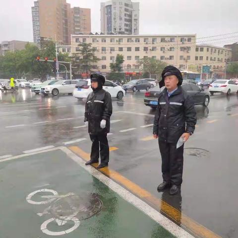 邯郸交巡警丛台一大队雨中执勤坚守一线   疏堵保畅保平安