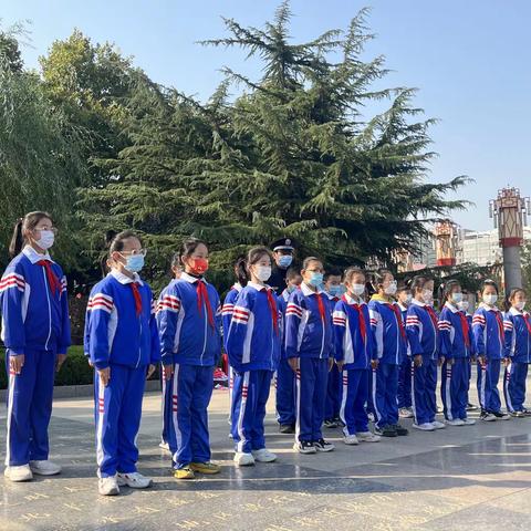 学生路口指挥交通 交通安全深入人心——丛台区实验小学三（8）中队社会实践活动