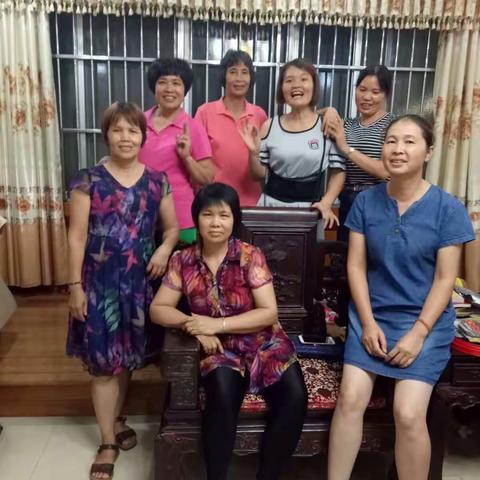 我们邓家姐妹聚，邓家姐妹魅力无穷，活泼可爱，美丽大方，感恩姐妹聚