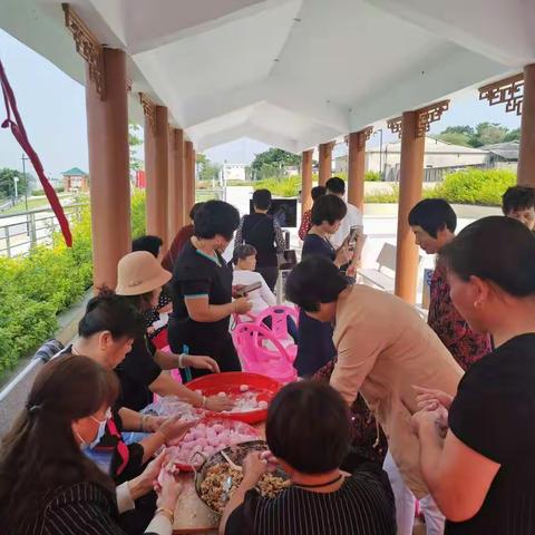 隆都镇妇联组织开展“巾帼巧做粿 入户送温暖”活动