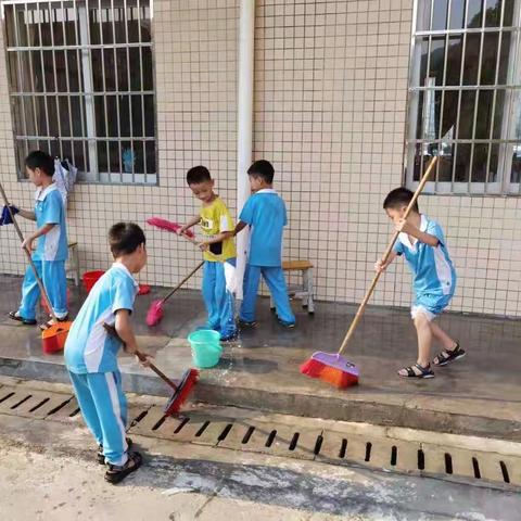 龙门县铁岗学校开展“迎国庆，爱国卫生大扫除”爱国卫生专项活动