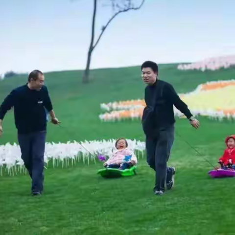 大手牵小手   与快乐同行