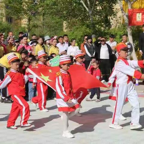 伊宁县弓月新城幼儿园中一班五一运动会“大手牵小手，一起来运动”