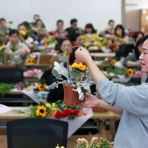 淮安分行开展三八妇女节插花活动