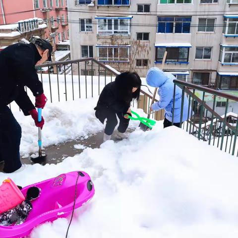 太原街街道中山社区：八旬老人志愿情  热心融化风雪寒