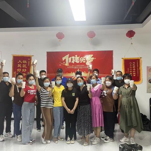 他们收到“秋天第一杯奶茶” 吾饮良品奶茶店慰问精河镇云展社区