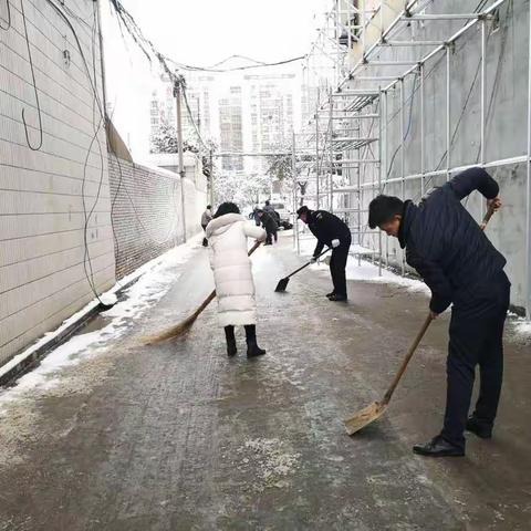 风雪弥漫时，扫雪暖人心