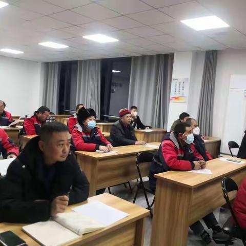 连云港和程物流1月10日组织召开驾驶员安全例会，全员签订安全责任书，部署2023年全员安全工作重点。