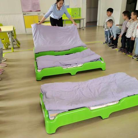 银座爱贝幼儿园达芬奇班幼儿自理能力培养――我会叠被子