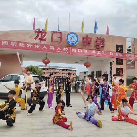 龙门武术队暑假班招生开始了，专业的教练员团队，丰富的教学经验，给您孩子一个健康的体魄，丰富的暑假。