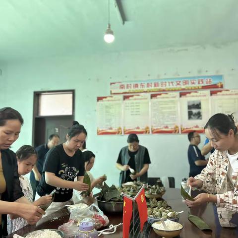 辉县市民政局：端午临近粽飘香，情系老人赠安康
