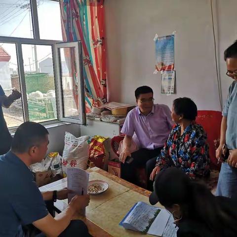 情系贫困户  慰问暖人心——旗委常委、办公室主任贾振华、西山咀农场党委书记石俊荣深入分场慰问贫困户