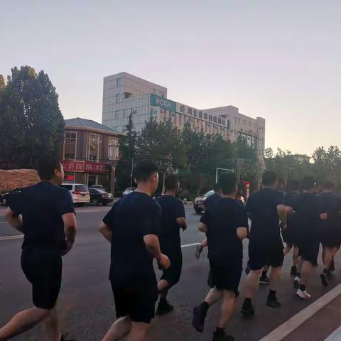 定兴县华建路消防救援站组织开展五公里跑训练