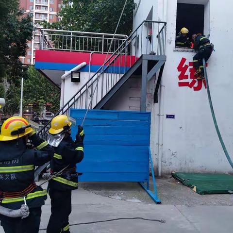 定兴县华建路消防救援站开展沿水带撤离训练