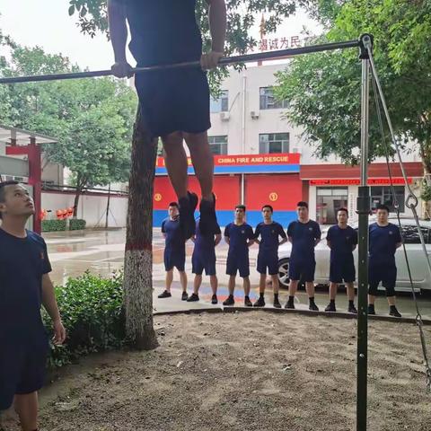 定兴县华建路消防站开展单杠卷身上双杠臂屈伸训练
