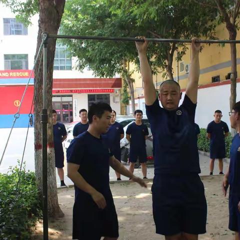 定兴县华建路消防救援站开展单双杠训练