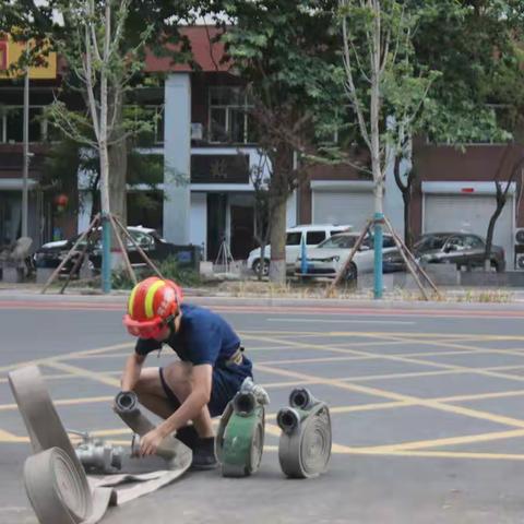华建路消防救援站组织开展一人三盘水带连接训练